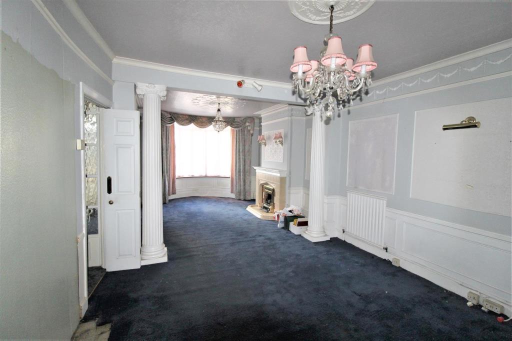 Lot: 52 - LARGE THREE-BEDROOM TERRACED HOUSE FOR IMPROVEMENT -